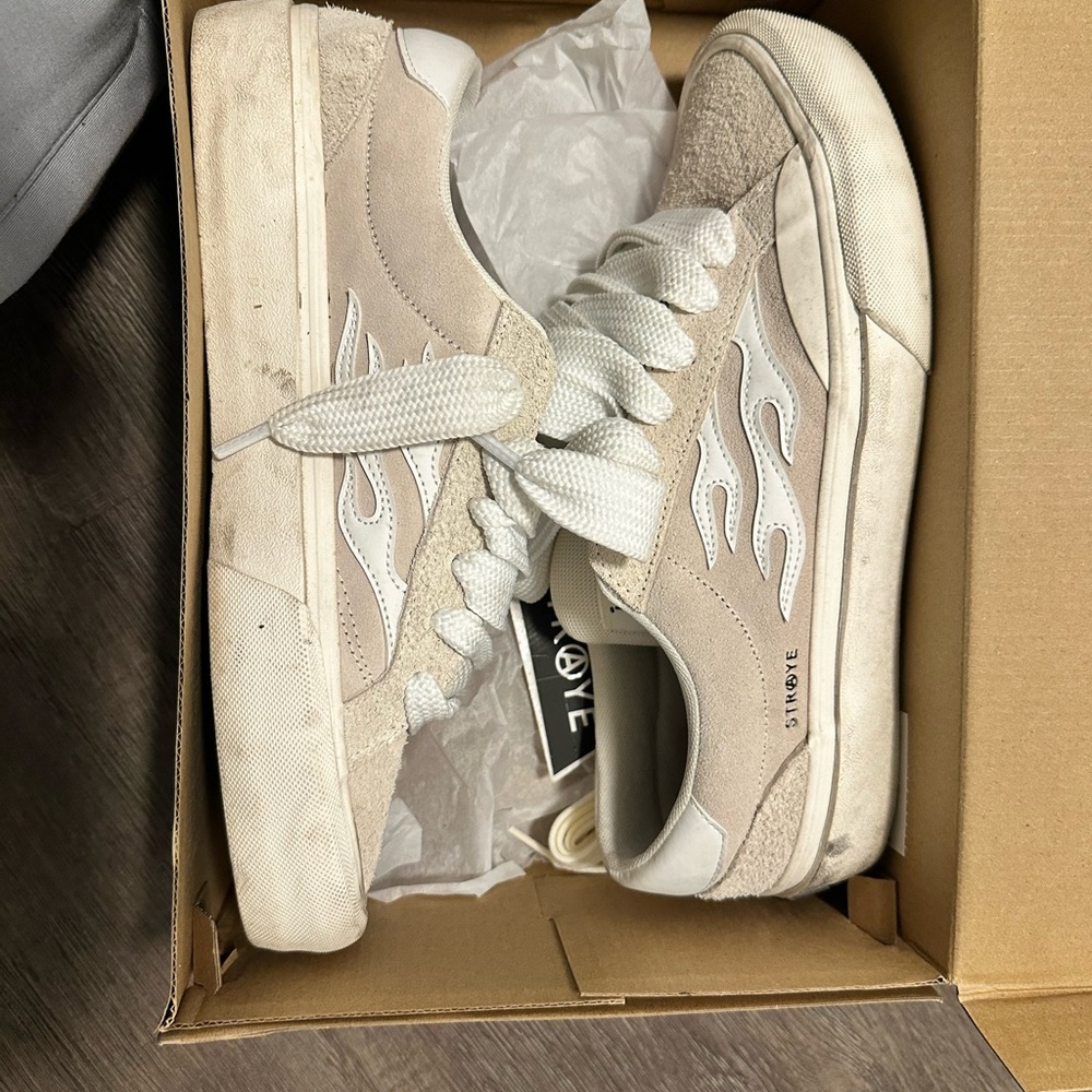 STRAYE Low-Top Sneakers in Off-White